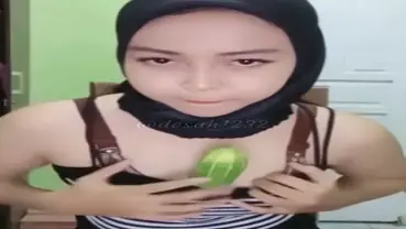 Cewek Jilbab Cantik Live Colmek Pakai Timun Gede poster